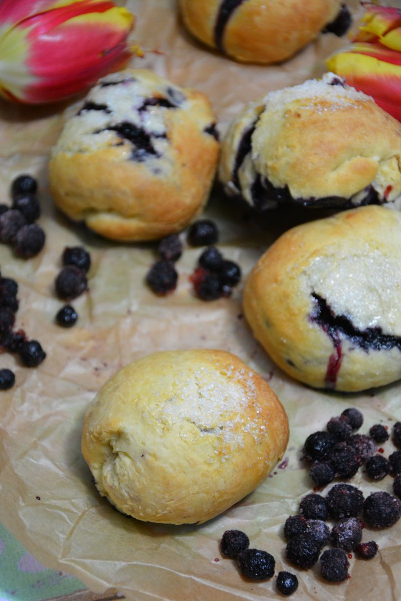 Mleczne mini bułeczki z jagodami i cukrem  Mleczne mini bułeczki z jagodami i cukrem