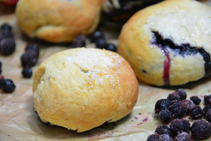 Mleczne mini bułeczki z jagodami i cukrem  Mleczne mini bułeczki z jagodami i cukrem