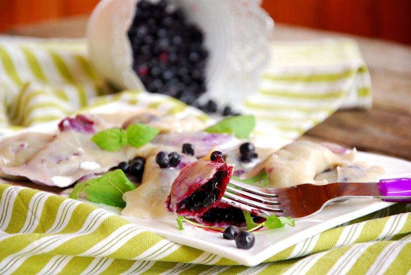 Mleczne pierogi z borówkami