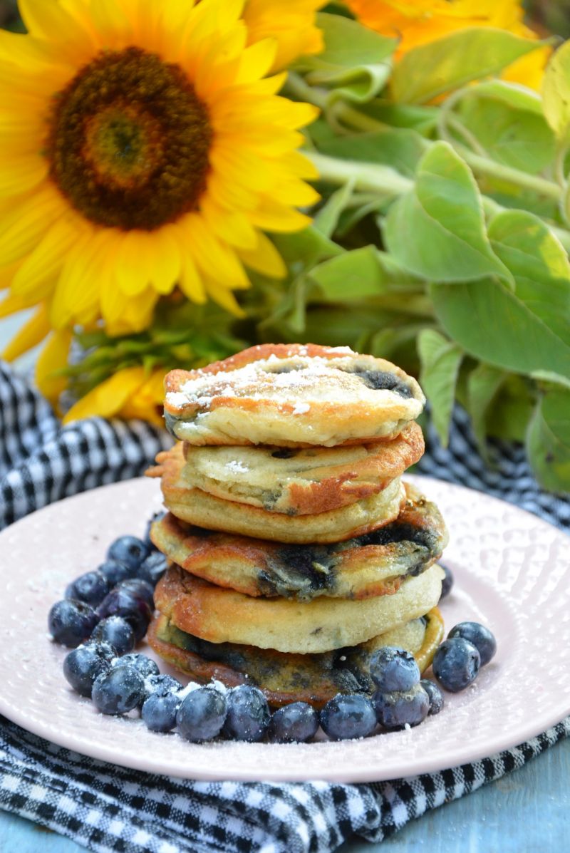 Mleczne placuszki z borówką Mleczne placuszki z borówką