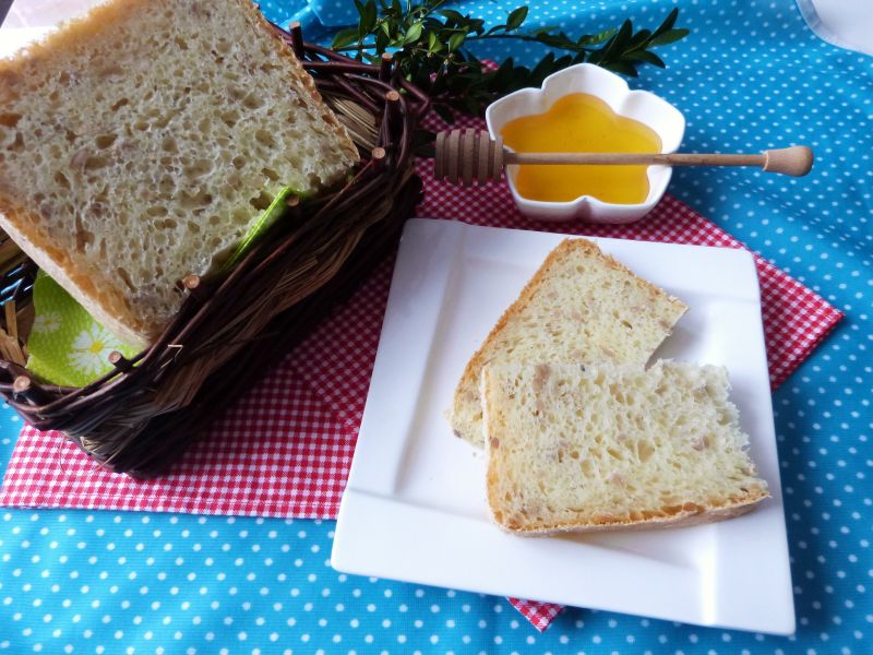 Mleczny chlebek z ziarnami słonecznika Mleczny chlebek z ziarnami słonecznika