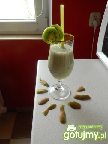 Mleczny koktajl cappuccino z kiwi.