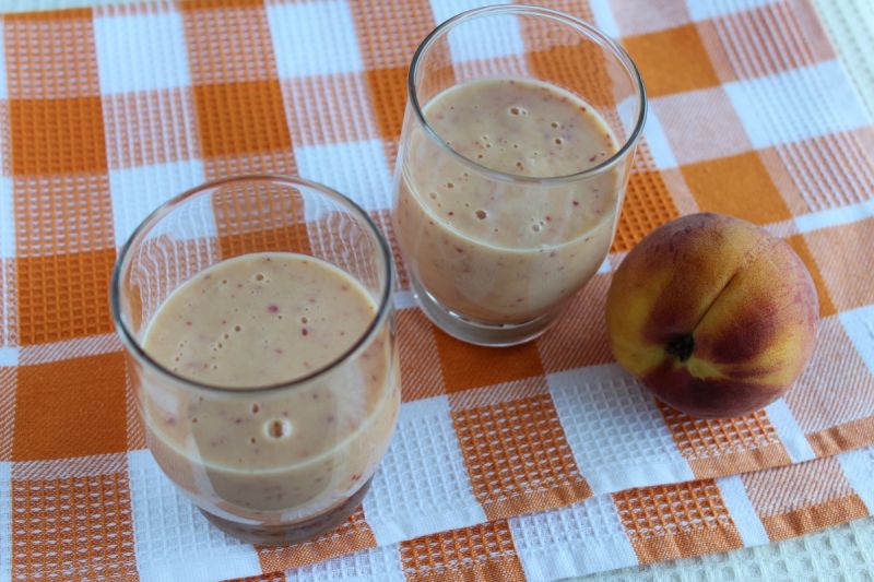 Mleczny koktajl z brzoskwiń Mleczny koktajl z brzoskwiń