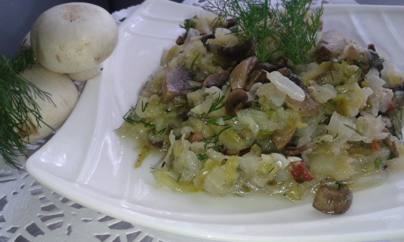 Młoda biała kapusta z pieczarkami i koperkiem Młoda biała kapusta z pieczarkami i koperkiem