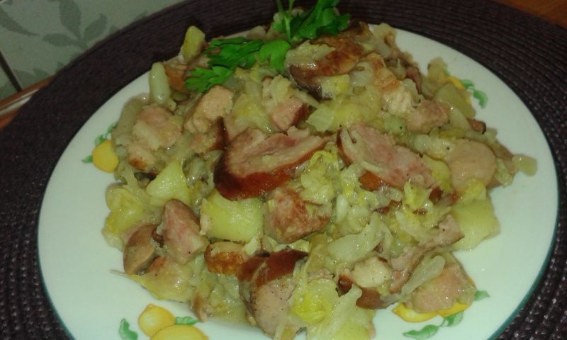 Młoda biała kapusta z ziemniaczkami  i dodatkami Młoda biała kapusta z ziemniaczkami  i dodatkami