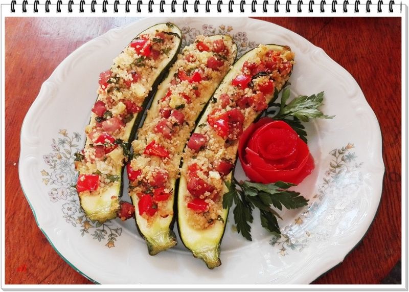 Młoda cukinia Eli faszerowana kiełbasą 