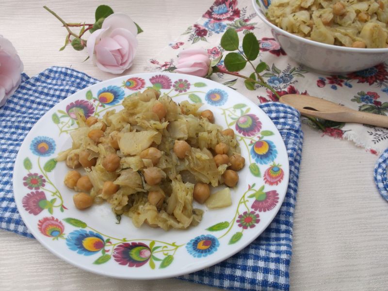 Młoda kapusta duszona z ciecierzycą 