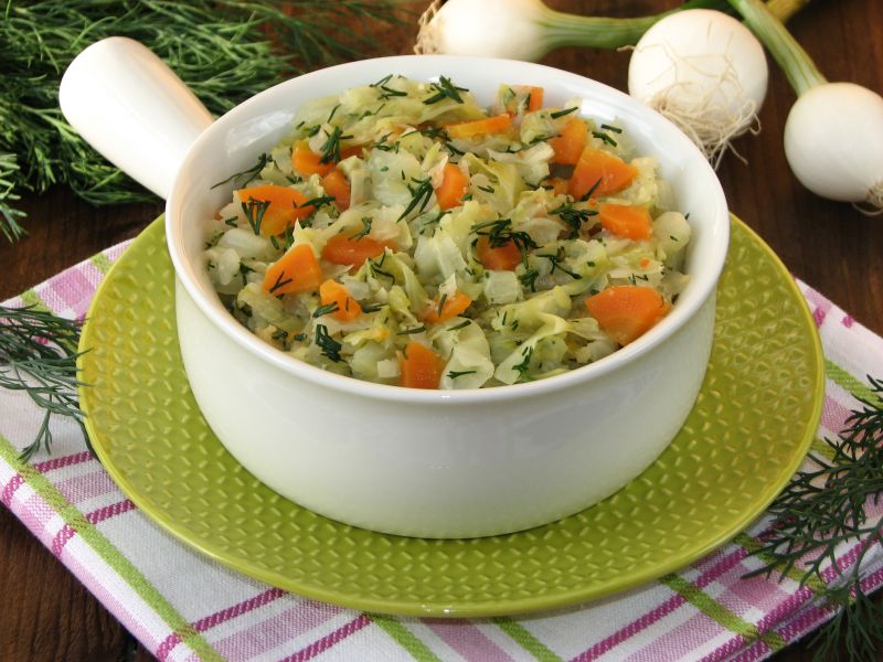 Młoda kapusta duszona z marchewką