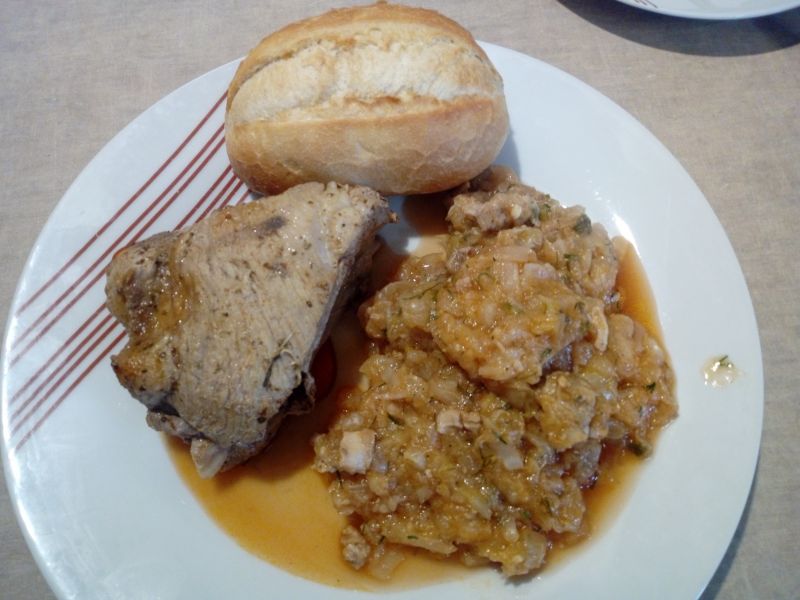 Młoda kapusta duszona z mięsem