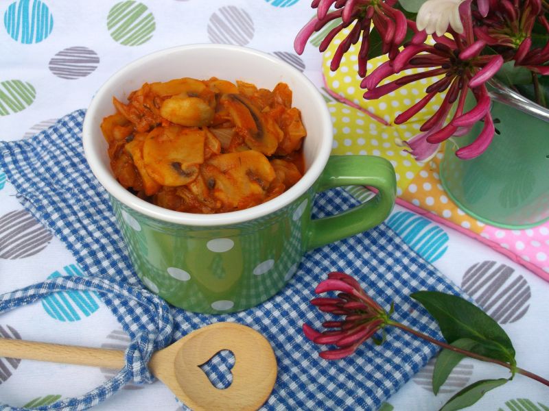 Młoda kapusta duszona z pieczarkami Młoda kapusta duszona z pieczarkami