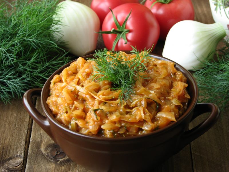 Młoda kapusta duszona z pomidorami