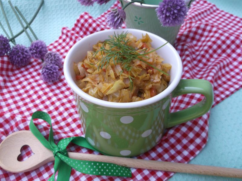 Młoda kapusta duszona z pomidorem i cebulą