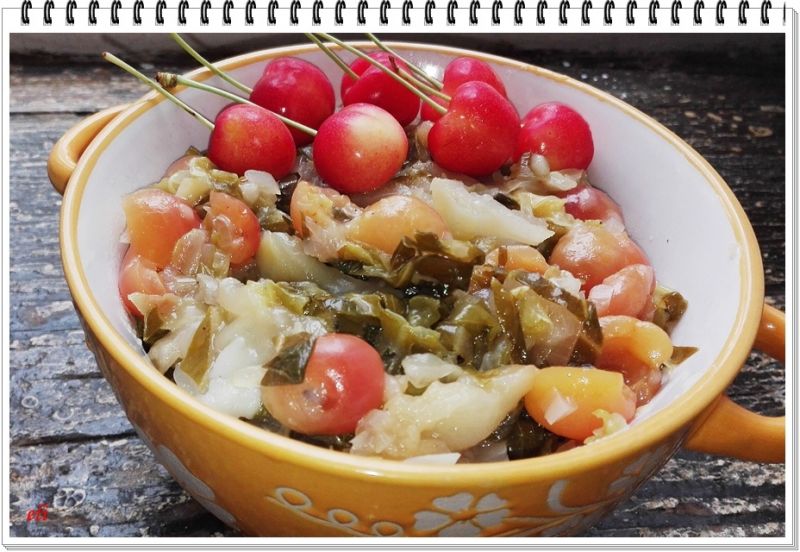 Młoda kapusta Eli z czereśniami i jabłkiem 