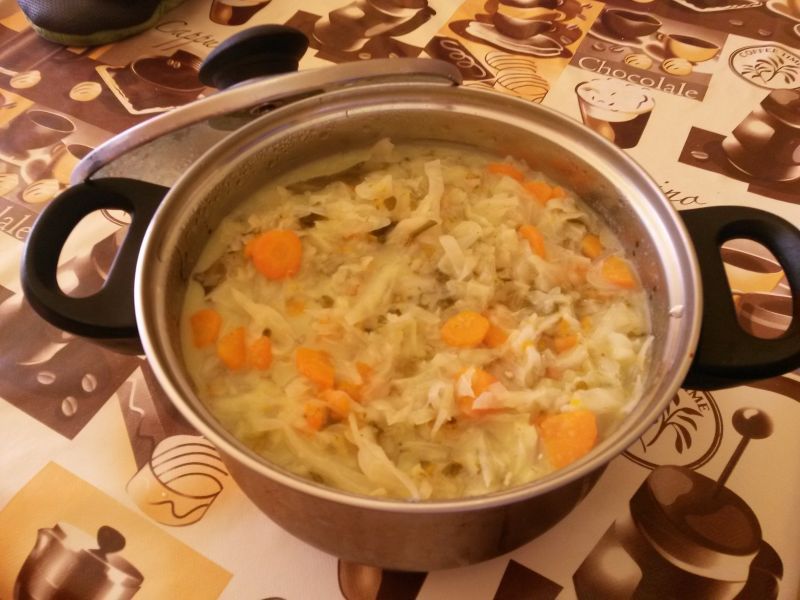 Młoda kapusta na kurczaku i żeberkach Młoda kapusta na kurczaku i żeberkach