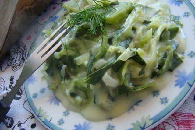 Młoda kapusta w śmietanie