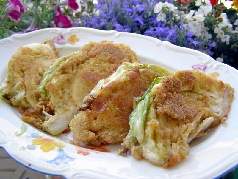 Młoda kapusta w tartej bułce z patelni