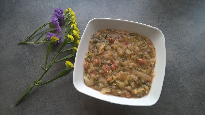 Młoda kapusta z boczkiem i koperkiem