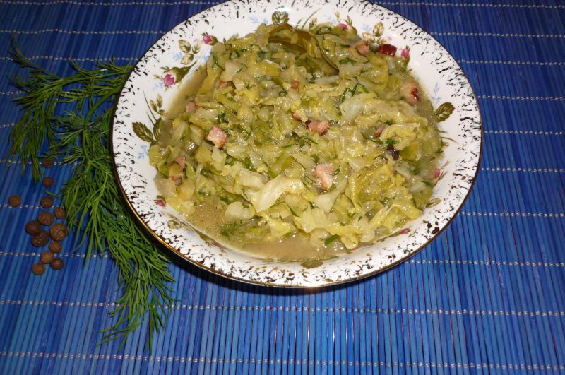 Młoda kapusta z boczkiem i koprem