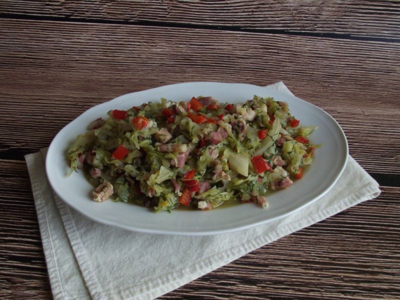 Młoda kapusta z boczkiem i papryką w koperku Młoda kapusta z boczkiem i papryką w koperku