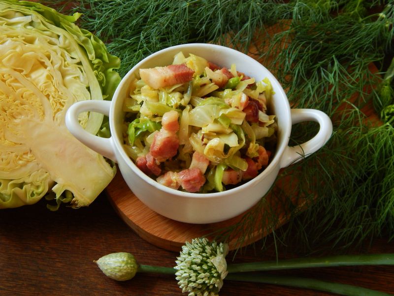 Młoda kapusta z boczkiem i szczypiorkiem