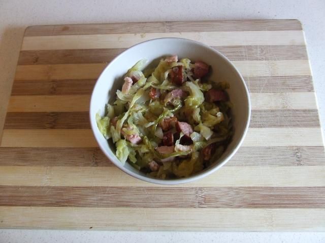 Młoda kapusta z boczkiem i wędzoną kiełb