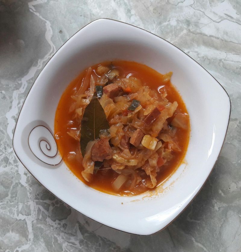 Młoda kapusta z cukinią i kiełbasą Młoda kapusta z cukinią i kiełbasą