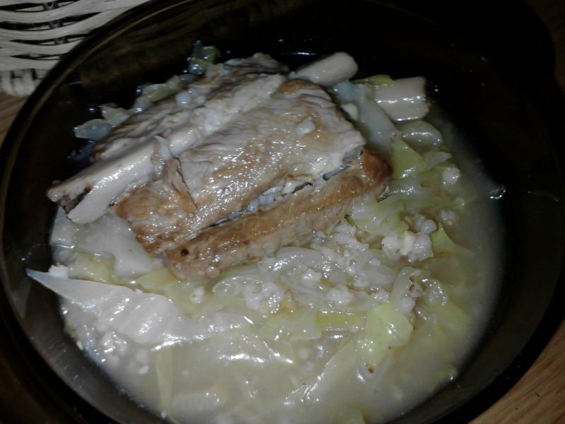 Młoda kapusta z kaszą i żeberkami