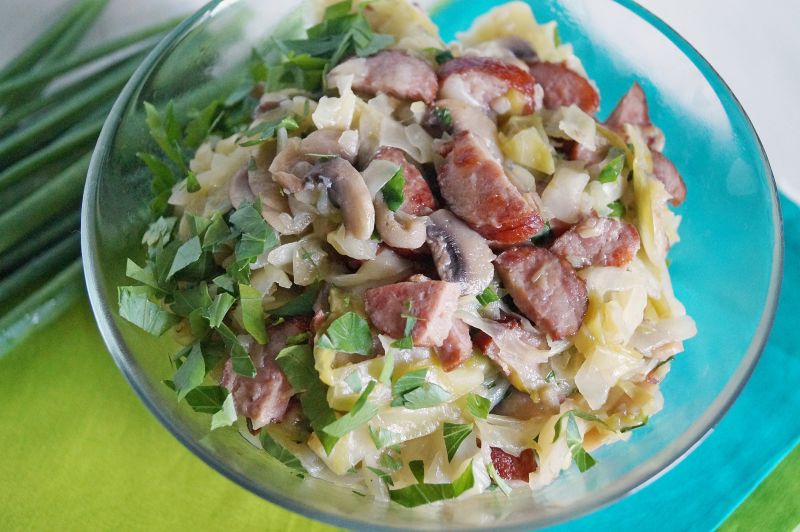 Młoda kapusta z kiełbasą i pieczarkami