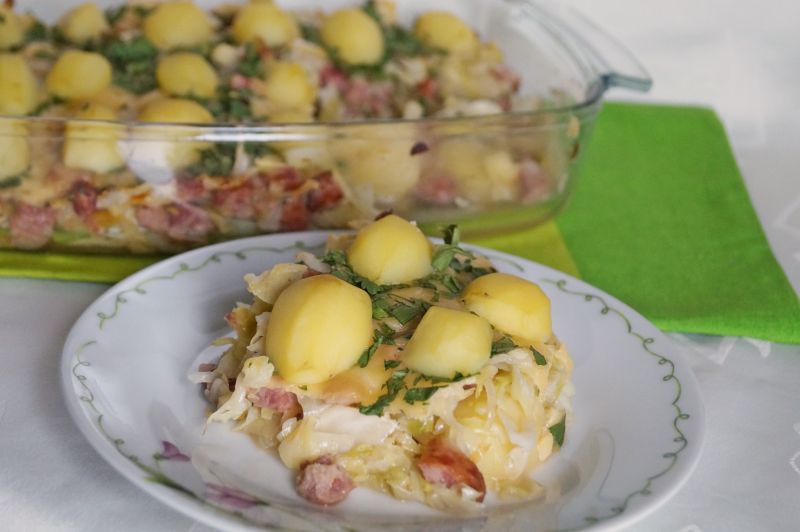 Młoda kapusta z kiełbasą i ziemniakami