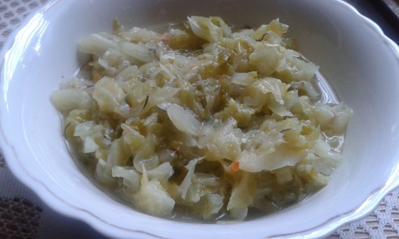 Młoda kapusta z koperkiem i szczypiorem