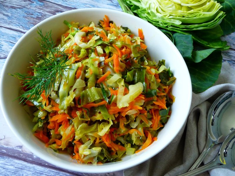 Młoda kapusta z marchewką 