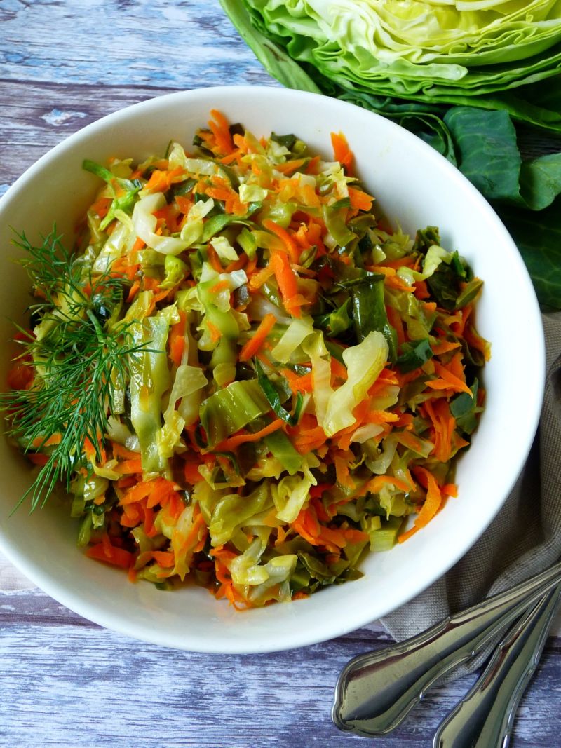 Młoda kapusta z marchewką 