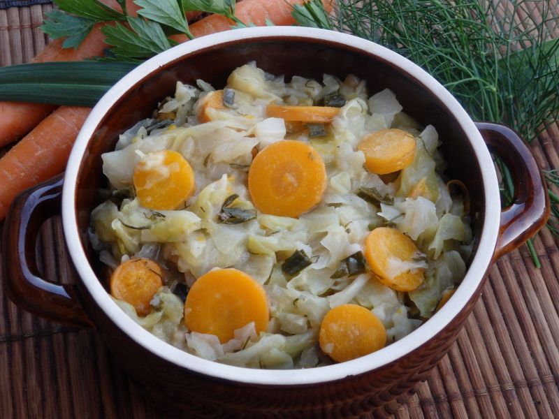 Młoda kapusta z marchewką