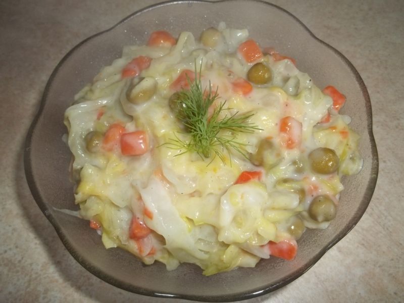 Młoda kapusta z marchewką i groszkiem