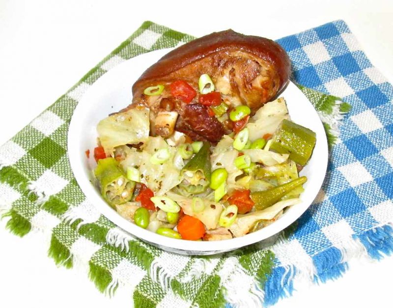 Młoda kapusta z okrą i edamame