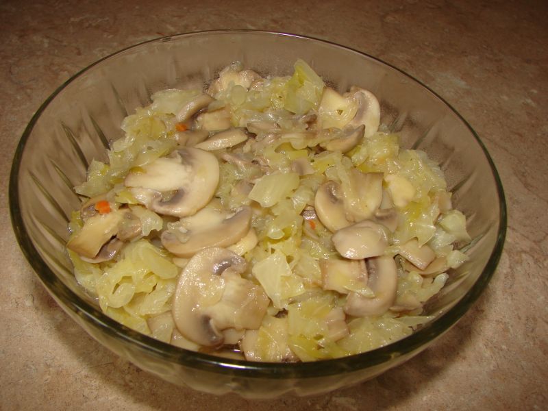 Młoda kapusta z pieczarkami