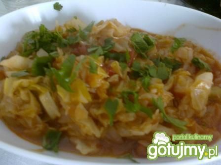 Młoda kapusta z pomidorami.