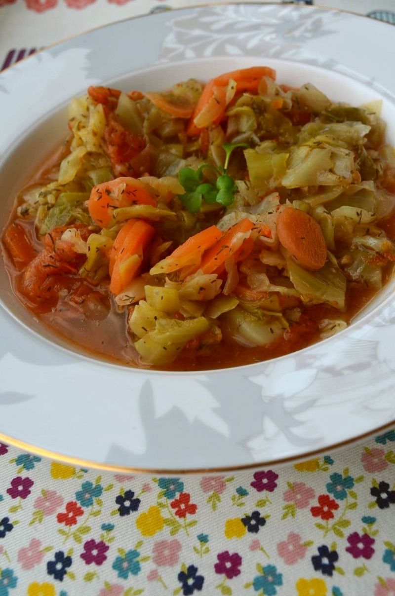 Młoda kapusta z pomidorami