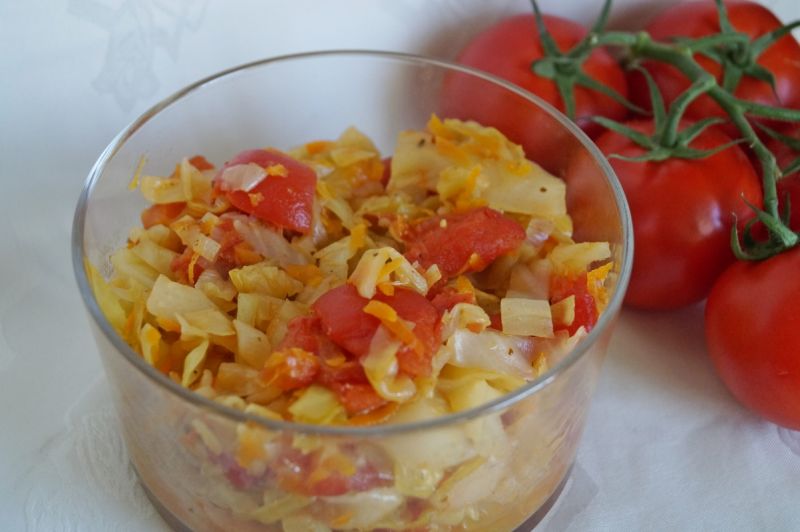 Młoda kapusta z pomidorami