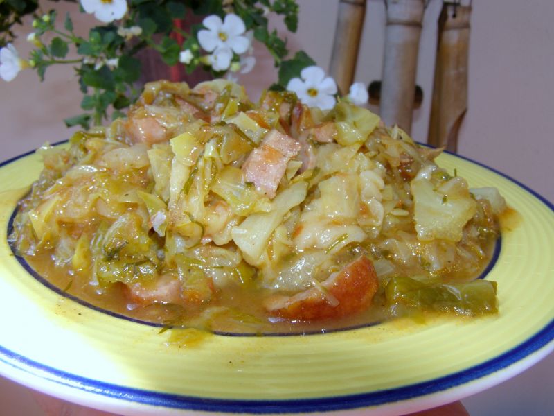 Młoda kapusta z pomidorami i kiełbasą