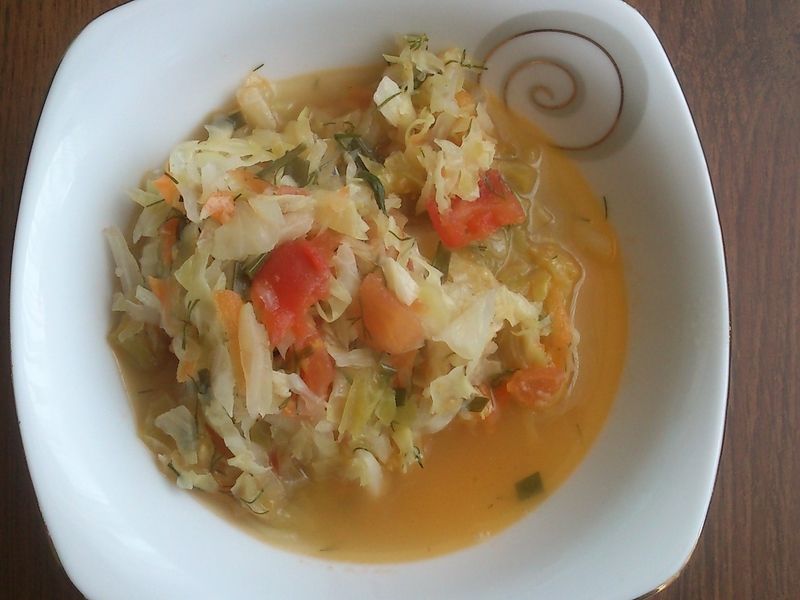 Młoda kapusta z pomidorami i koperkiem