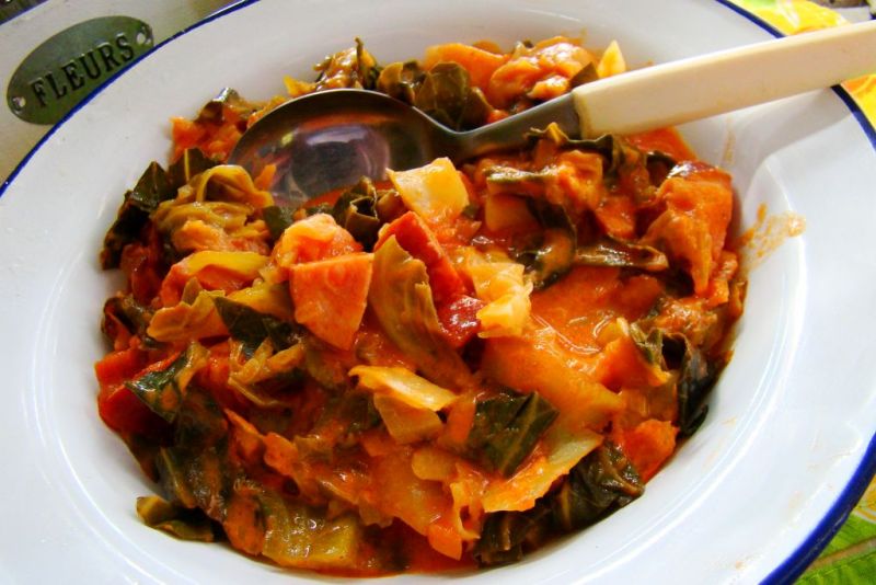 Młoda kapusta z pomidorami w śmietanie Młoda kapusta z pomidorami w śmietanie