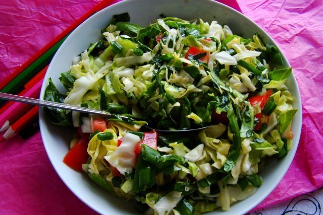 Młoda kapusta z pomidorem i szczypiorem 