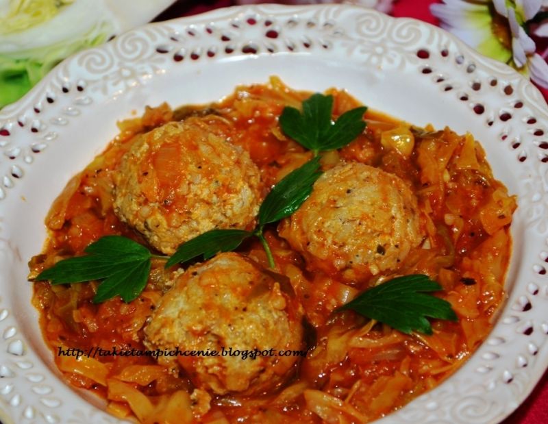 Młoda kapusta z pulpecikami z ryżem 