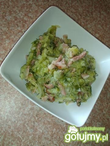 Młoda kapusta z wędzonym boczkiem 