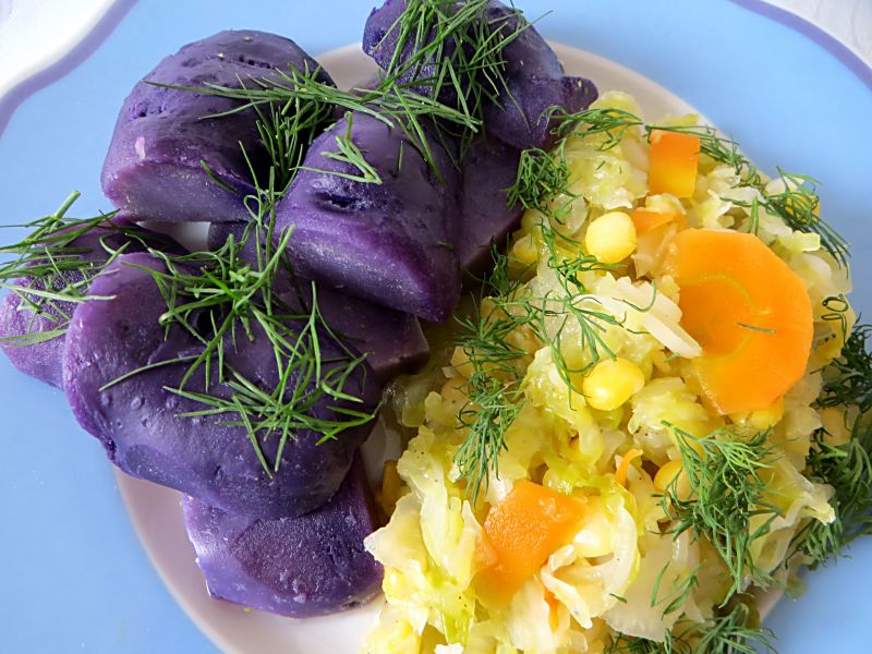 Młoda kapusta z żółtym grochem i koperkiem