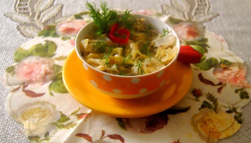 Młoda kapusta zakwaszana rabarbarem Młoda kapusta zakwaszana rabarbarem