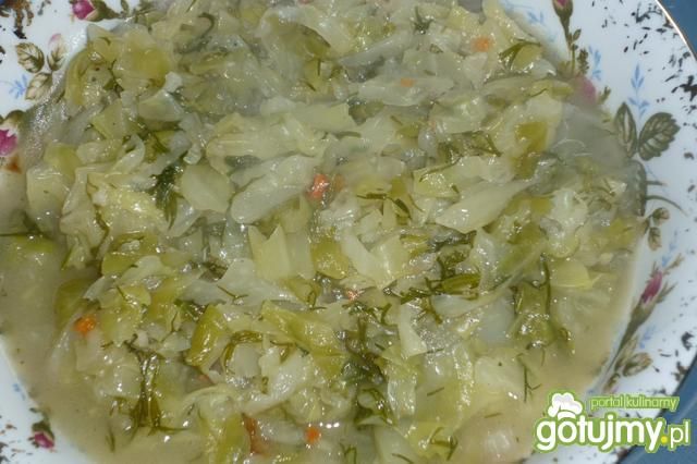 Młoda kapusta zasmażana z cebulką