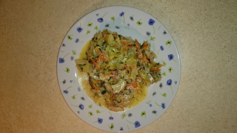 Młoda kapusta zasmażana z koperkiem i boczkiem