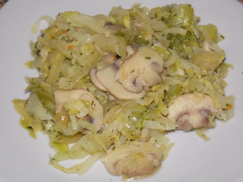 Młoda kapusta zasmażana z pieczarkami